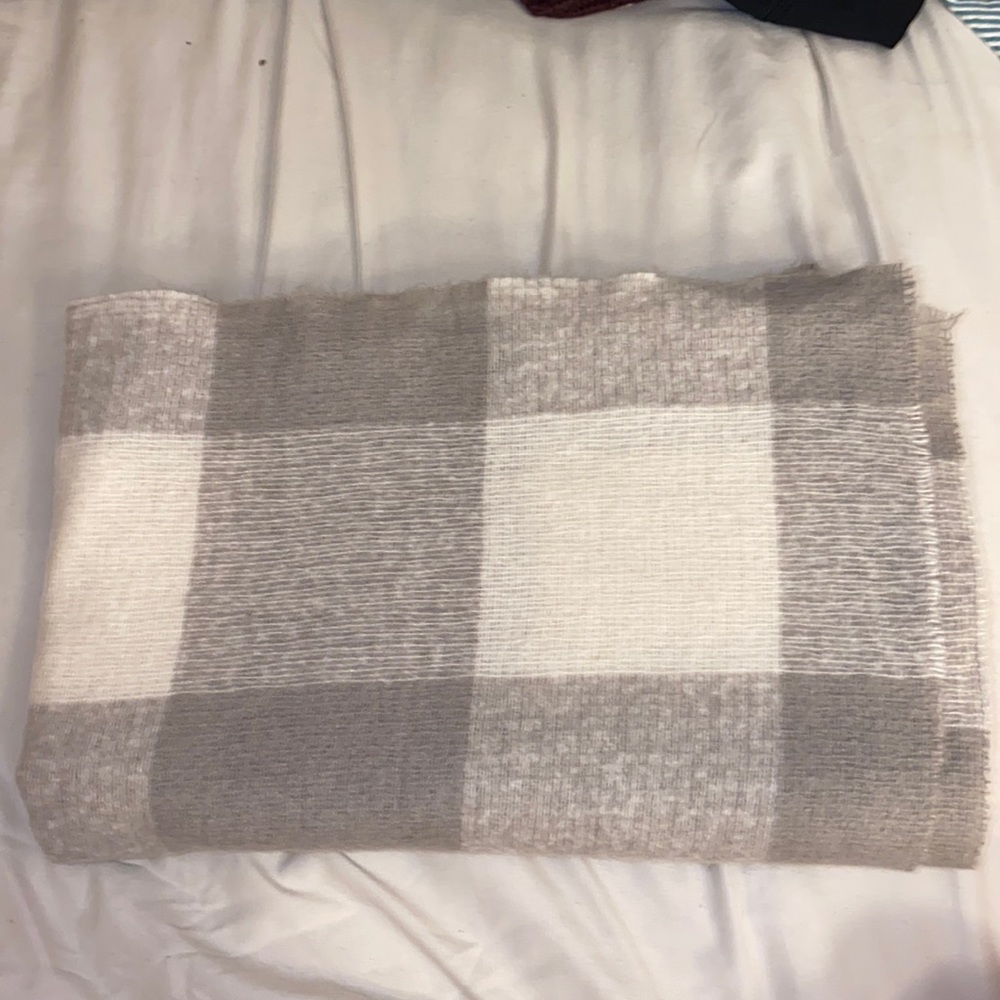Gray and white old navy blanket scarf